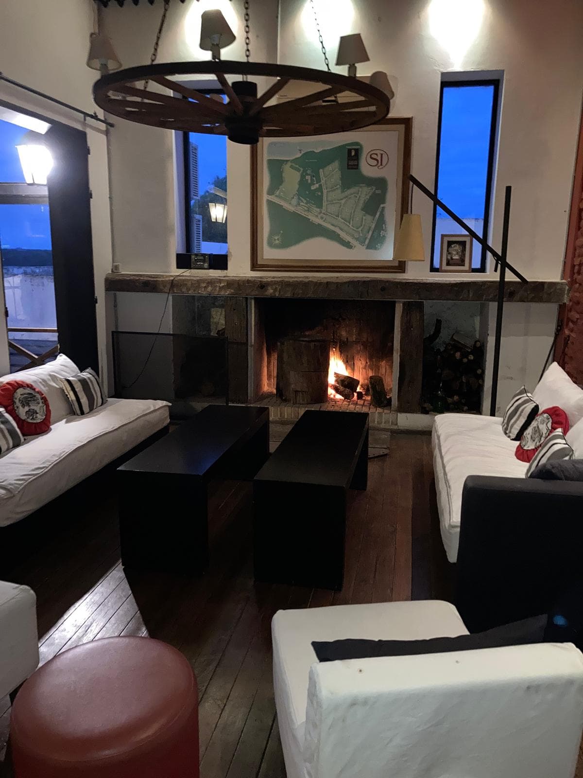 Hotel San Isidro — salón con chimenea